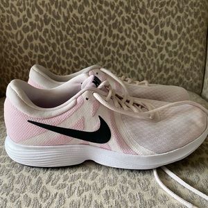 Women’s Nike tennis shoes (lt. pink/black)
